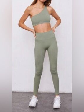 SET ACTIVE Sculptflex Ribbed Shoulder Bra (XS) & Legging (S) Set- Olive Green